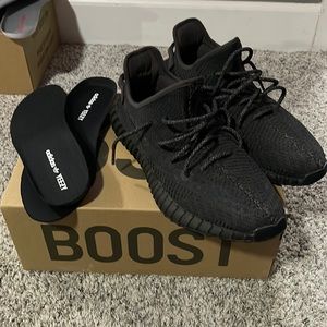 VNDS YEEZY SIZE 12 BLACK